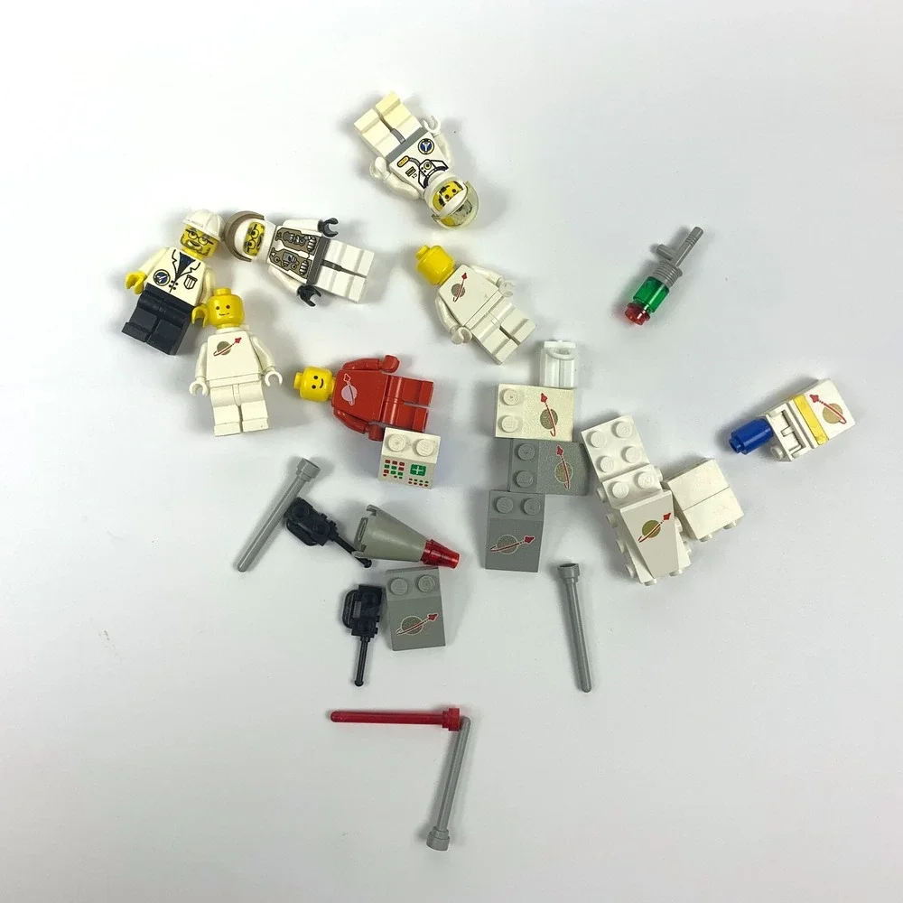 Lego Lot Space VTG‎ White Gray Moon Red White 6 Minifigures Accessories